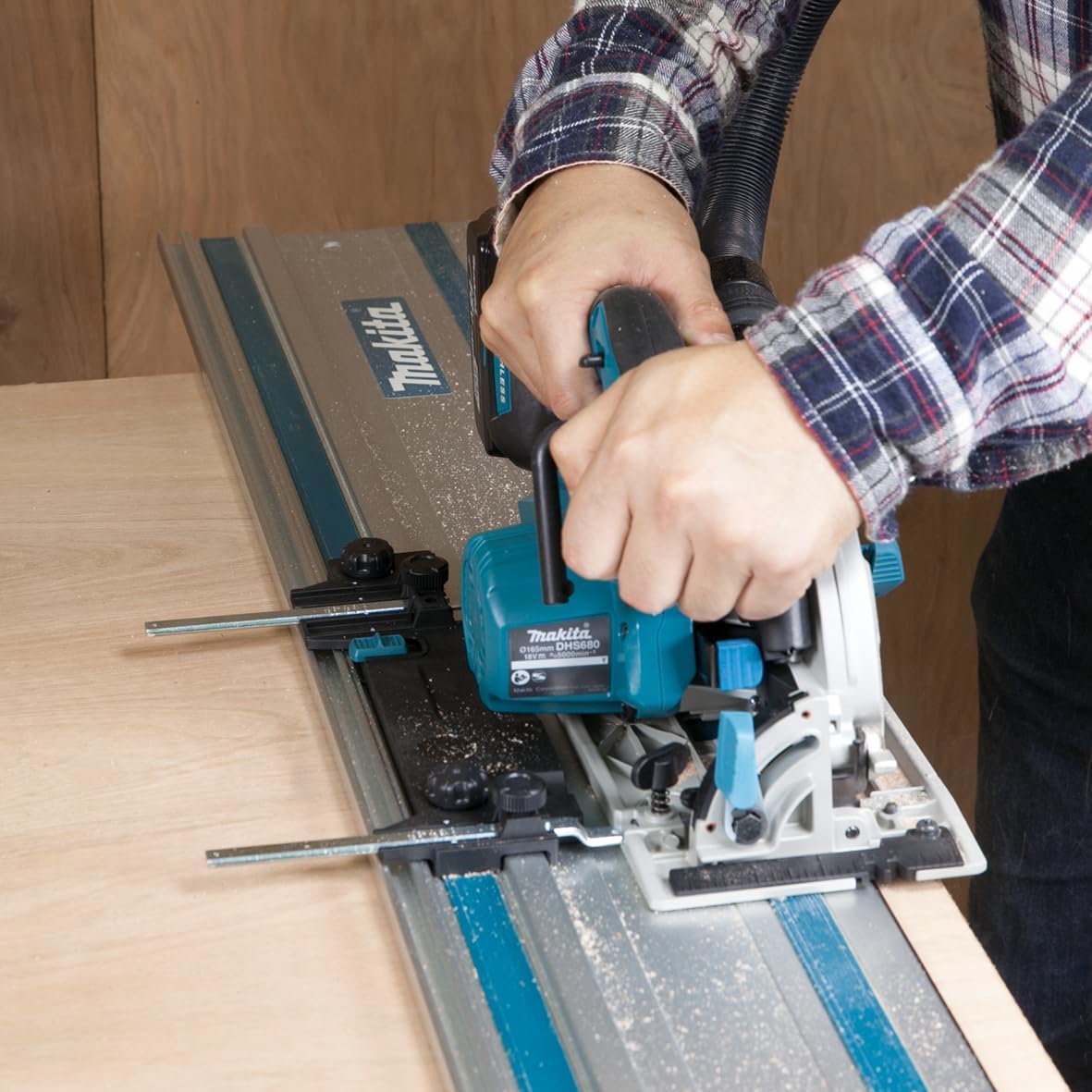 Makita DHS680Z 18V LXT Brushless Cordless Circular Saw 165mm – Batteries & Charger Not Included