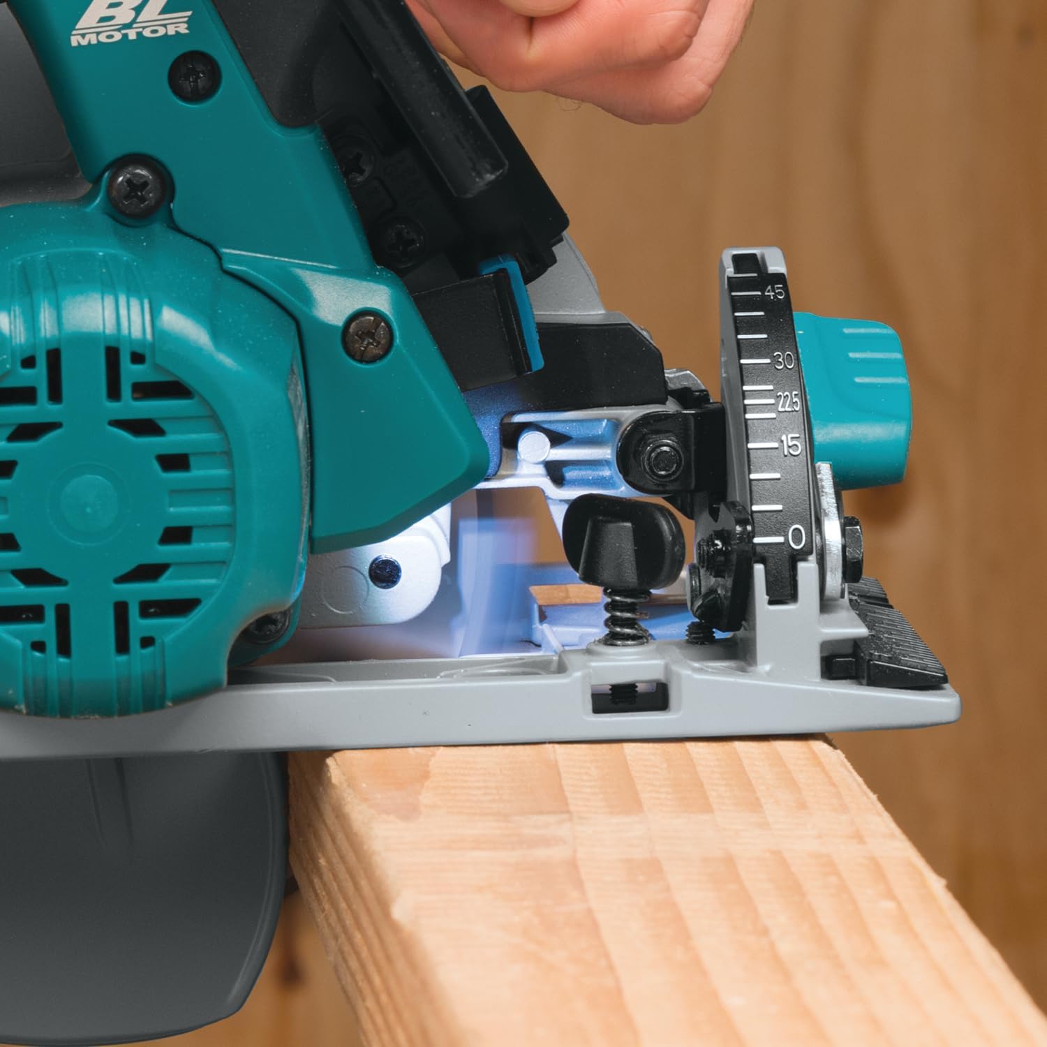 Makita DHS680Z 18V LXT Brushless Cordless Circular Saw 165mm – Batteries & Charger Not Included